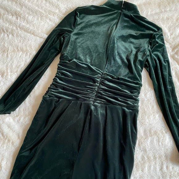 Express Green Velvet Fitted Midi Dress - Picture 5 of 6